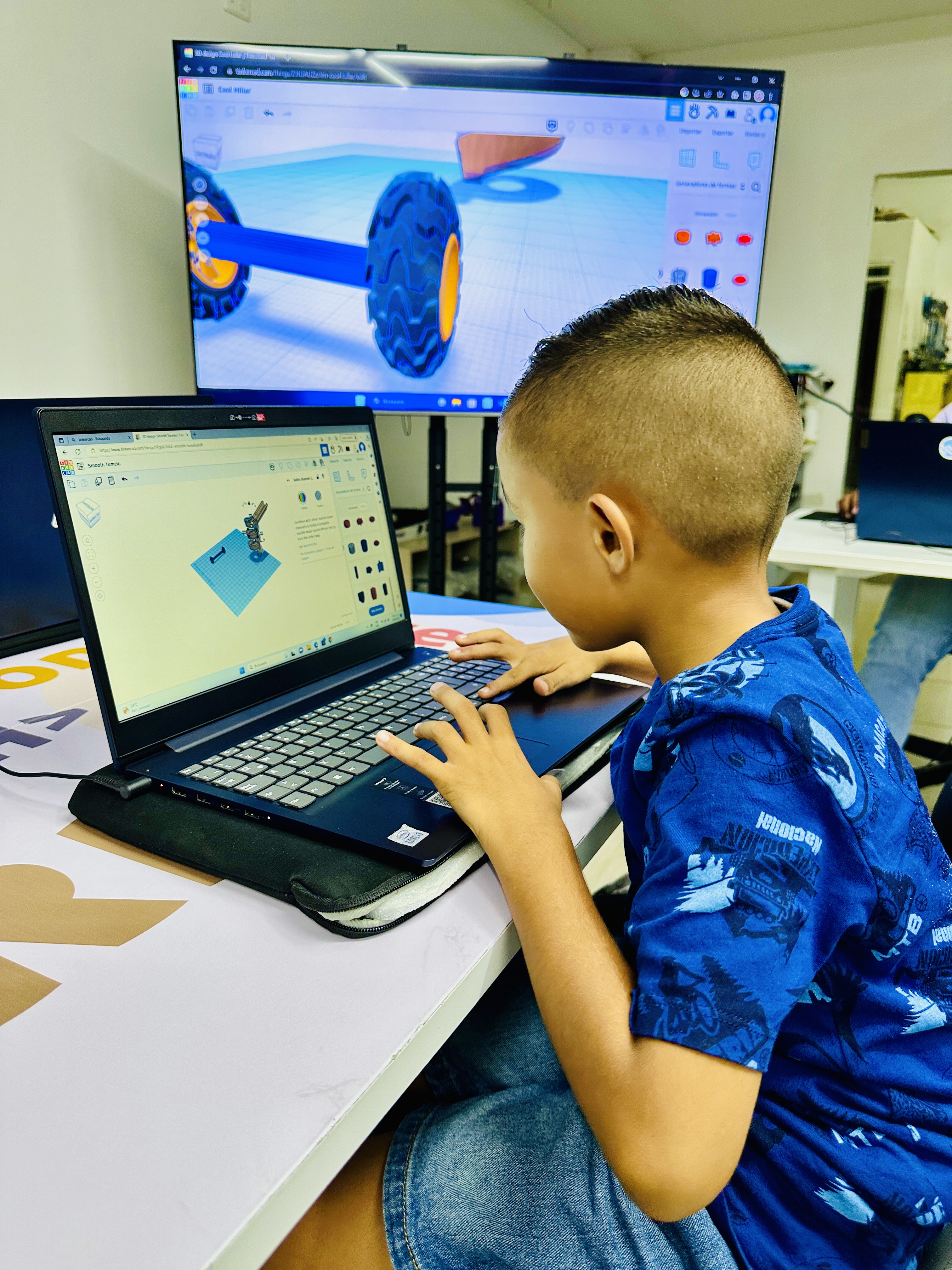 Niño en computador